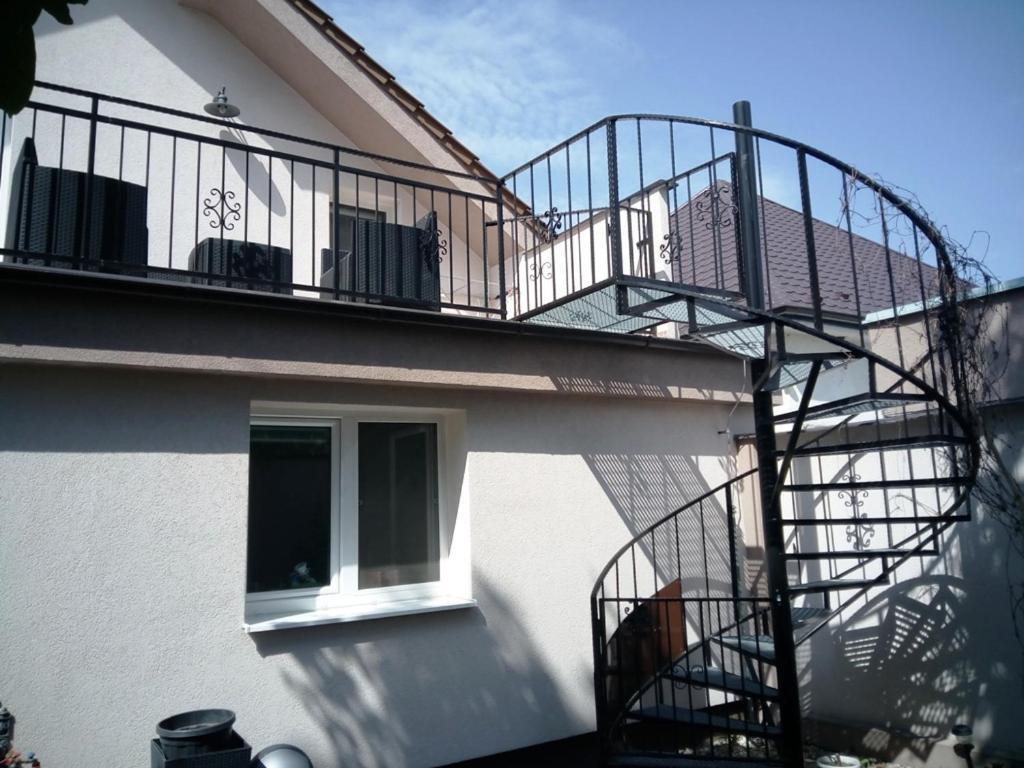 Walnut Apartment With Sauna And Pond Topoľčany Zewnętrze zdjęcie