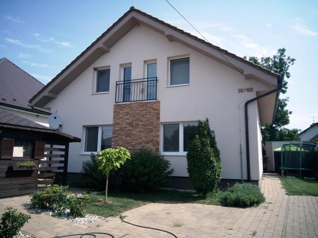Walnut Apartment With Sauna And Pond Topoľčany Zewnętrze zdjęcie